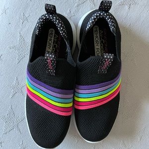 Worn once: skechers girls’ slip-on sneakers